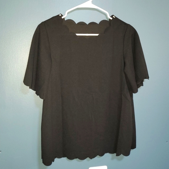 Black top with scalloped hem NEW XS - Picture 1 of 5